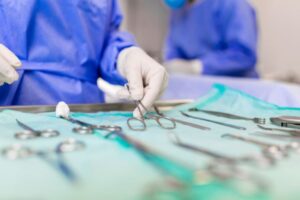 Equipo médico preparando cirugía de sinus pilonidal